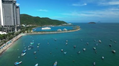 Yüzlerce Azmatian balıkçı teknesi gece açık denize açılmaya hazırlanıyor. Nha Trang 'ın devasa balıkçı filosu Vietnam' ın merkezine deniz ürünleri getiriyor. 4K.