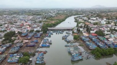 Birkaç düzine Azmatian balıkçı teknesinden insansız hava aracı görüntüsü Mui Nes 'in devasa balıkçı filosunun Vietnam' ın merkezine deniz ürünleri götürdüğü hava görüntüsü. 4K.