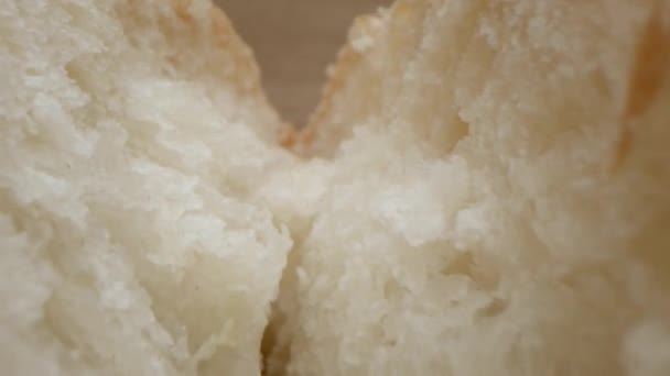 Макро Лялька Ламання Свіжого Запеченого Хліба Свіжий Запечений Хліб Кислого — стокове відео
