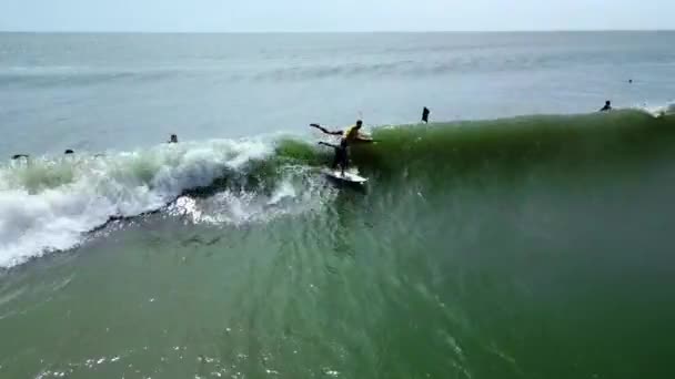 Surfer Cavalca Grande Onda Vietnam Durante Tramonto Bello Sportivo Anziano — Video Stock