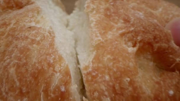 焼きたてのパンを破るマクロドルリー スローモーション 焼きたてのソースパン オーブンから熱い蒸しパン オーブンから新鮮な 閉じる — ストック動画