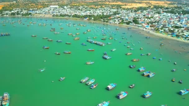 ベトナムのムイネーの漁村 ムイネ漁村は 嵐を避けるために固定された数百の漁船の周りを飛んで ベトナム中央部の美しい湾です アジア漁船 — ストック動画