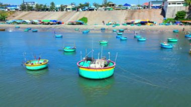 Yüzlerce Azmatian balıkçı teknesi gece denize açılmaya hazırlanıyor. Balıkçılık, Mui Nes 'in hava manzarası. Büyük bir balıkçı filosu Vietnam' ın merkezine deniz ürünleri getiriyor..
