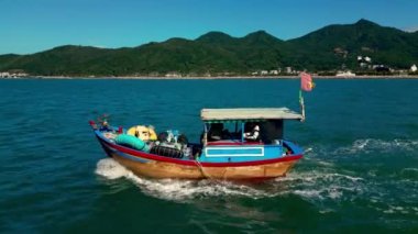 Mui Ne, Vietnam 'da balıkçı köyü. Mui Ne Balıkçı Köyü, fırtınalardan korunmak için birkaç yüz balıkçı teknesiyle uçarken, Vietnam 'ın ortasında güzel bir körfezdir. Asya balıkçı tekneleri. 4K.
