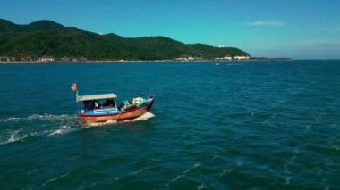 Mui Ne, Vietnam 'da balıkçı köyü. Mui Ne Balıkçı Köyü, fırtınalardan korunmak için birkaç yüz balıkçı teknesiyle uçarken, Vietnam 'ın ortasında güzel bir körfezdir. Asya balıkçı tekneleri. 4K.
