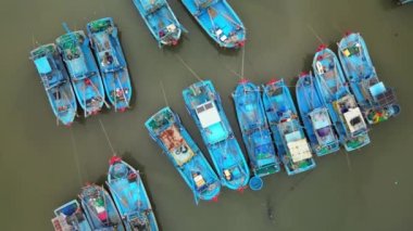 Birkaç düzine Azmatian balıkçı teknesinden insansız hava aracı görüntüsü Mui Nes 'in devasa balıkçı filosunun Vietnam' ın merkezine deniz ürünleri götürdüğü hava görüntüsü. 4K.