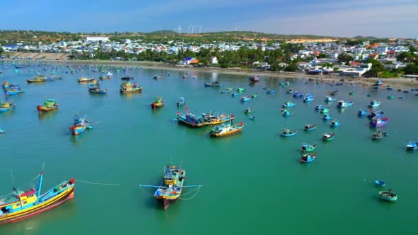 ベトナムのムイネーの漁村 何百ものボートが晴れた朝に停泊した 雨期の嵐を避けるための湾です — ストック動画