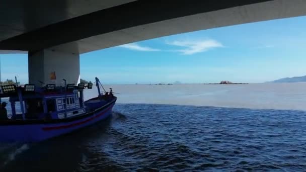 Pescadores Saem Baía Barco Sob Ponte Cidade Uma Manhã Ensolarada — Vídeo de Stock