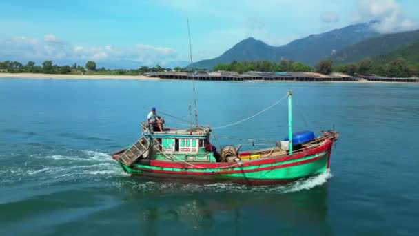Vissers Nha Trang Vietnam Varen Een Tegen Achtergrond Van Een — Stockvideo