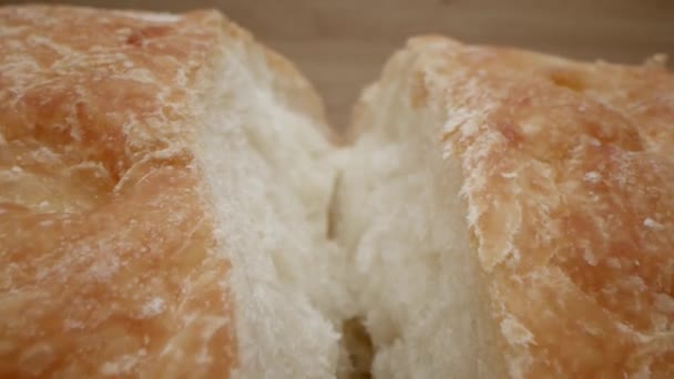 Μακρο Κούκλα Στο Σπάσιμο Φρέσκου Ψημένου Ψωμιού Slow Motion Φρεσκοψημένο — Αρχείο Βίντεο