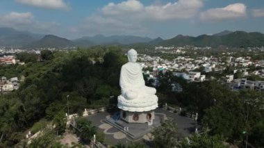 Phuket Tayland 'ın Büyük Buda' sının üzerindeki hava manzarası 4k. Büyük Buda beyaz heykeli. Büyük Buda Phuket Tayland 'ın simgelerinden biridir.