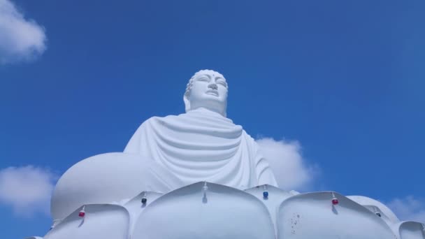 Бескрайнее Голубое Небо Большой Будда Вьетнама Белая Статуя Большого Будды — стоковое видео