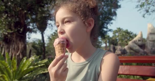 Милый Ребенок Наслаждается Вкусным Рожок Мороженого Течение Лета Ребенок Мороженым — стоковое видео
