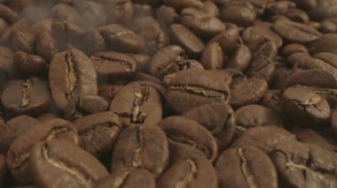 Kahve tohumlarını kapat. Kokulu kahve çekirdekleri kavrulmuş dumandır. Kahve çekirdeklerinden gelir..
