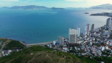 Nui Co Tien Dağı 'ndan Vietnam' a, Nha Trang 'e Vietnam' ın gökdelenlerine bakın. Güneşli bir zaman, arkadaki dağda mavi bir siluet. 4K.