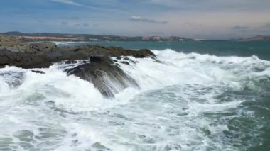 Extreme Wave çarpışan sahil, Büyük Okyanus Güzel Dalga, Tehlikeli kayaların üzerinde dalgaların müthiş gücü