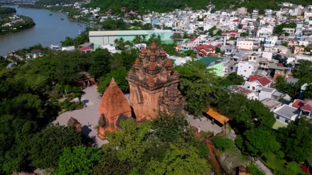 从空中俯瞰越南的Ponagar塔是越南在Nha Trang的地标之一 游客们在一座高耸的塔和无边无际的塔的背景下 在Ponagar塔的背景下拍照 — 图库视频影像