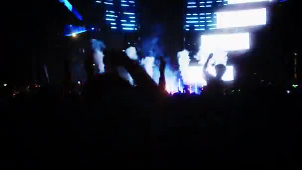Nsanlar Akşam Konserinde Işık Gösterisiyle Zıplayıp Dans Ediyorlar Hayranlar Sahnede — Stok video