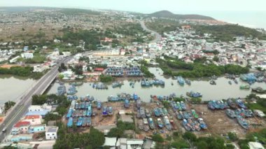 Birkaç düzine Azmatian balıkçı teknesinden insansız hava aracı görüntüsü Mui Nes 'in devasa balıkçı filosunun Vietnam' ın merkezine deniz ürünleri götürdüğü hava görüntüsü. 4K.