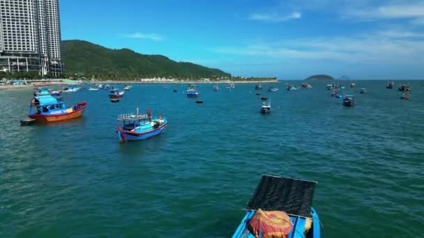 数百艘阿兹马提亚捕鱼船正在抛锚 准备在夜间捕鱼时出海 空中可以看到Nha Trang庞大的捕鱼船把海产带到越南中部 — 图库视频影像