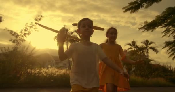Crianças Correm Parque Perto Sua Casa Através Jogos Campo Com — Vídeo de Stock