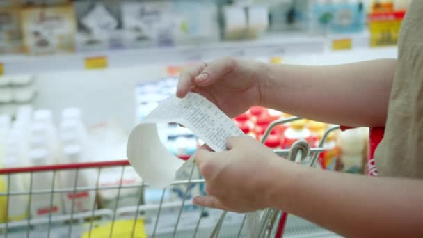 Frau Überprüft Papierscheck Nach Dem Einkauf Für Lebensmittel Einkaufszentrum Indem — Stockvideo