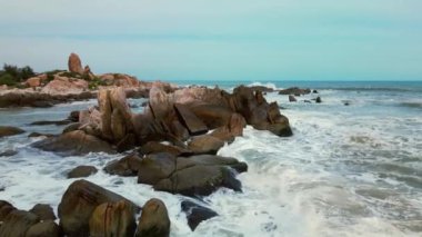 Vietnam 'da yıkıcı ve muhteşem deniz bunalımı, Danang - deniz dalgaları kıyıdaki kayalara çarpar ve bir su patlaması yaratır - eriyen buzullar deniz suyunun hacmini artırır.