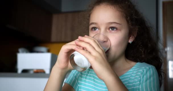 Ευτυχισμένο Χαμογελαστό Παιδί Πόσιμο Γάλα Υγιής Τρώει Ένα Παιδί Τρώει — Αρχείο Βίντεο