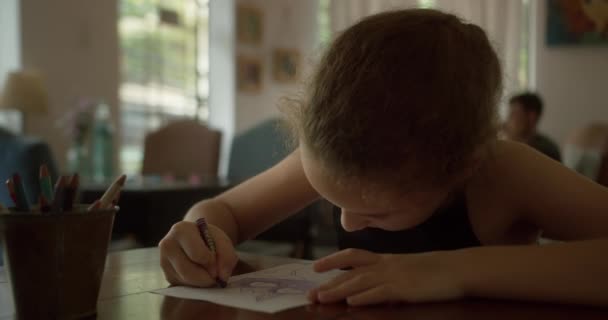 Szczęśliwe Dziecko Uczennica Lat Relaks Domu Siedzi Domu Rysunek Papierze — Wideo stockowe