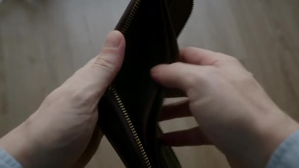 Großaufnahme Öffnet Ein Mann Eine Leere Brieftasche Finanzkrise Und Verzweiflung — Stockvideo