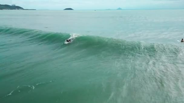 Surfař Jezdí Velkou Vlnu Vietnamu Během Západu Slunce Fešák Senior — Stock video