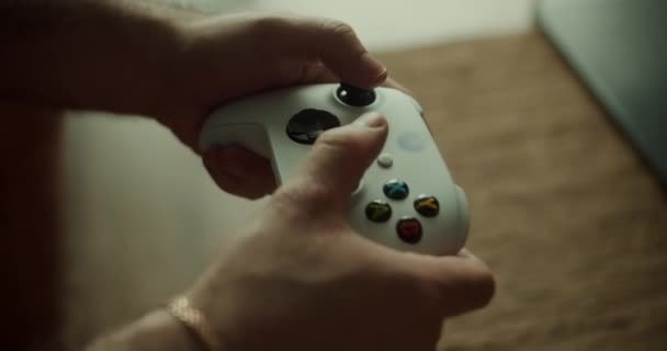 Anak Gamer Tangan Memegang Konsol Modern Untuk Bermain Stasiun Close — Stok Video