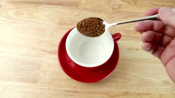 将茶匙与咖啡 冻干的咖啡一起放在红杯中 意大利咖啡颗粒 喝咖啡休息 不健康食品 — 图库视频影像