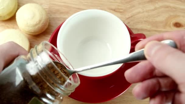 黒コーヒーをカップに入れる 間欠泉のコーヒーメーカーのカップにコーヒーのトップビューを注ぐ フロスとコーヒー 朝食だ — ストック動画