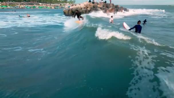 Surfers Rides Big Wave Vietnam Sportsmans Happy People Happy Riding — Stock Video