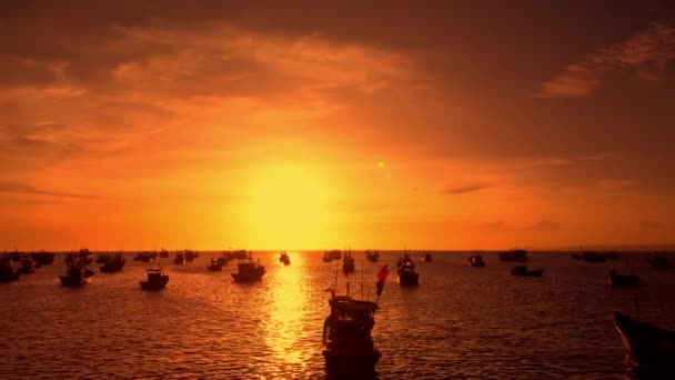Bilder Från Drönaren Utsikt Från Stranden Flera Dussin Azmatiska Fiskebåtar — Stockvideo