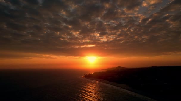 从鸟类的视角看日落时自然云彩的缓慢运动 在热带天堂的日落波浪形海景越南 印度尼西亚 由无人机拍摄的柔和阳光下的自然景观 — 图库视频影像