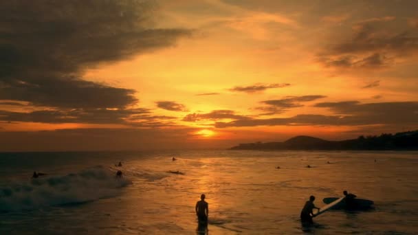 Surfistas Cabalga Gran Ola Hermosa Puesta Sol Tranquila Mar Vietnam — Vídeos de Stock