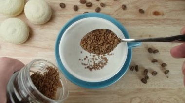 Bardağa sade kahve dolduruyorum. Kahvenin üst görüntüsü gayzer kahve makinesinden fincana dökülüyor. Köpüklü kahve. Kahvaltıda. 4K