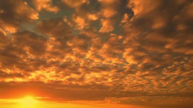 Denizde güzel, sakin bir gün batımı. Güneşin altında doğa bulutları hafif hava manzarası oluşturur. Vietnam, Asya 'daki tropik cennette günbatımı dalgalı deniz manzarası. Sinematik hiç kimse yumuşak güneş ışığı drone çekiminde doğa manzarası.