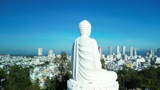 Légi Kilátás Nagy Buddha Vietnam Nagy Buddha Fehér Szobor Ellen — Stock videók