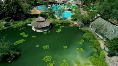 Vietnam, Nha Trang 'da bir tatil köyünde havuz manzarası. Sahildeki tatil beldeleri konseptinden romantik plaj videoları.