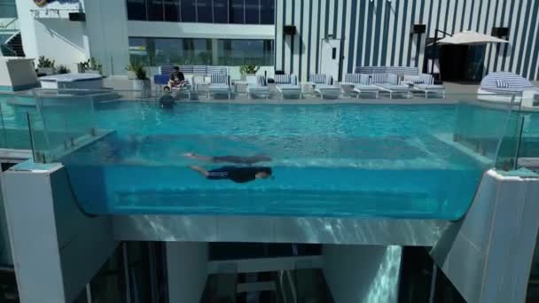 越南Nha Trang 2023年2月5日 一架无人驾驶飞机在越南Nha Trang拍摄了一幢有大型游泳池的摩天大楼 Nha Trang的海岸线 — 图库视频影像