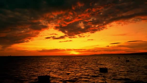 日没の数十隻のアジア漁船の海岸からのドローンビューからの映像 ネスの巨大な漁船の空中ビューは ベトナム中央部に魚介類をもたらします — ストック動画