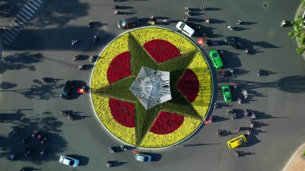 Elhaladó Autók Motorkerékpár Top Kilátás Városban Körgyűrű Aktív Közlekedési Járművek — Stock videók