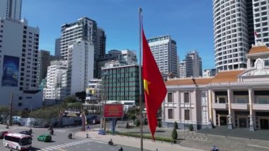 Vietnam bayrağı. Nha Trang, Vietnam 'daki Central City meydanında İHA tarafından vuruldu. Nha Trang, Vietnam - Şubat. Mavi gökyüzü arka planı. 4K.