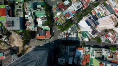 Nha Trang caddesinin tepesinde Vietnam gökdelenleri, Vietnam 'da kalabalık araba trafiği olan şehir binaları var. Vietnam şehri yukarıdan görünüyor. 4K.