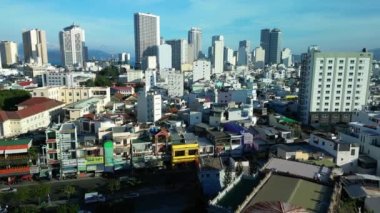 Nha Trang caddesinin tepesinde Vietnam gökdelenleri, Vietnam 'da kalabalık araba trafiği olan şehir binaları var. Vietnam şehri yukarıdan görünüyor. 4K.