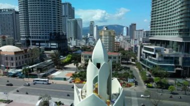 Vietnam bayrağı. Nha Trang, Vietnam 'daki Central City meydanında İHA tarafından vuruldu. Nha Trang, Vietnam - Şubat. Mavi gökyüzü arka planı. 4K.