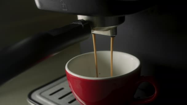Nalanie Strumienia Kawy Maszyny Filiżance Domu Robi Się Gorące Espresso — Wideo stockowe